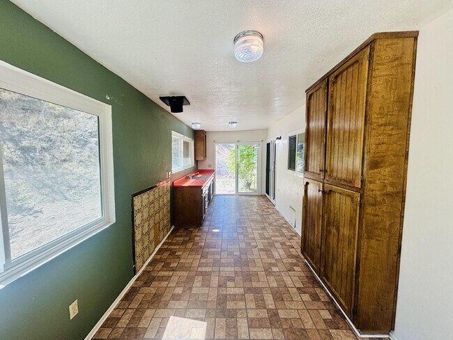 Building Photo - House on 5 acres in the serene mountains o...