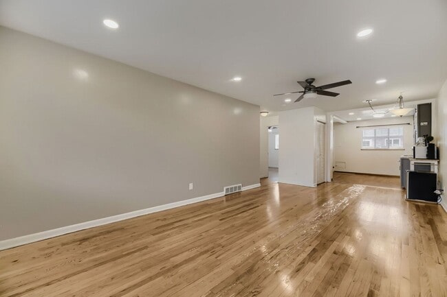 Building Photo - Sunny 1 bed, 1 bath near Wash Park - Available NOW!