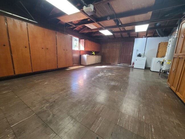 Building Photo - Spacious 4 bed 2 bath + 2 car garage & lar...