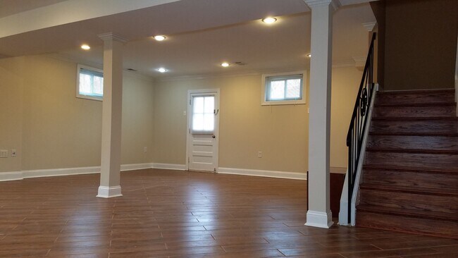 Building Photo - Spacious single family home in established Rockville neighborhood available now!