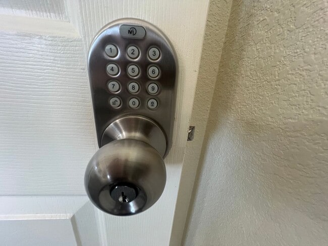 Building Photo - Spacious 4-Bedroom Home in Desirable Apple Valley Neighborhood