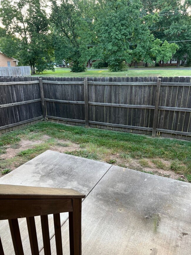 Building Photo - 3 bedroom, 2 bathroom, 2 car garage duplex in Republic