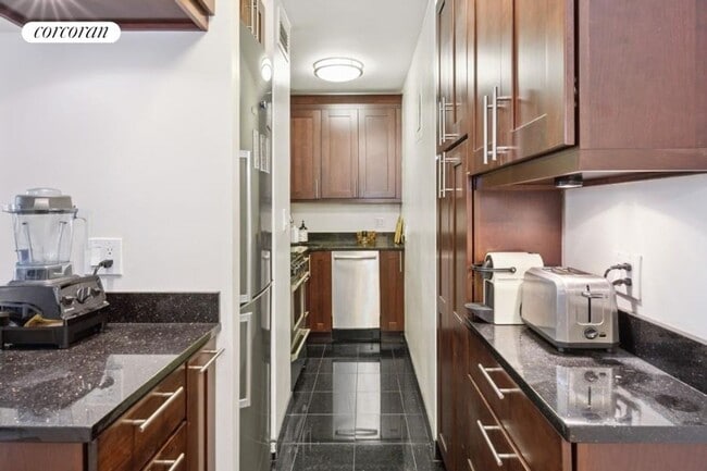 Building Photo - 35-41 E 38th St