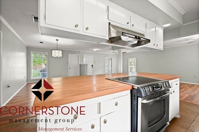 Building Photo - 4 Bed / 2 Bath | $2,000/mo | Move-in Ready