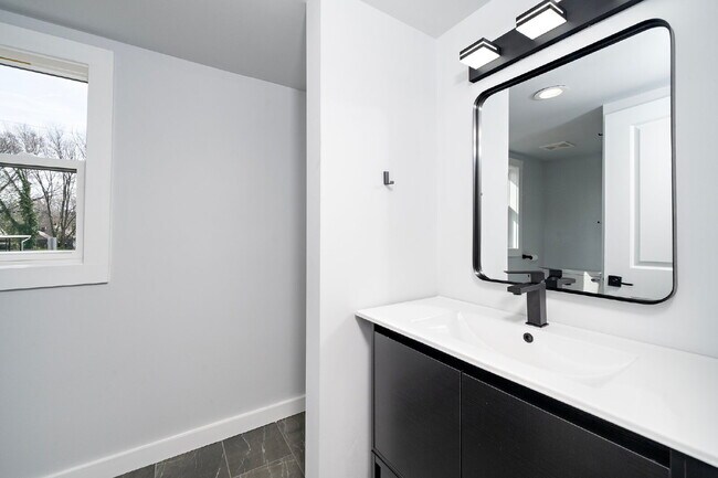 Building Photo - 210 Lincoln Ct