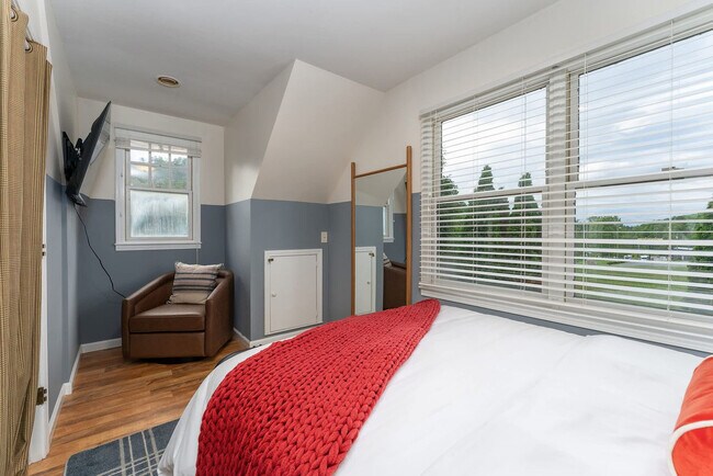 Building Photo - 2224 Brevard Rd