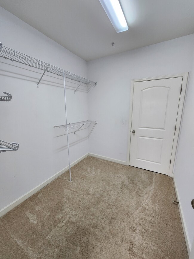 Building Photo - 7104 W Friendly Ave