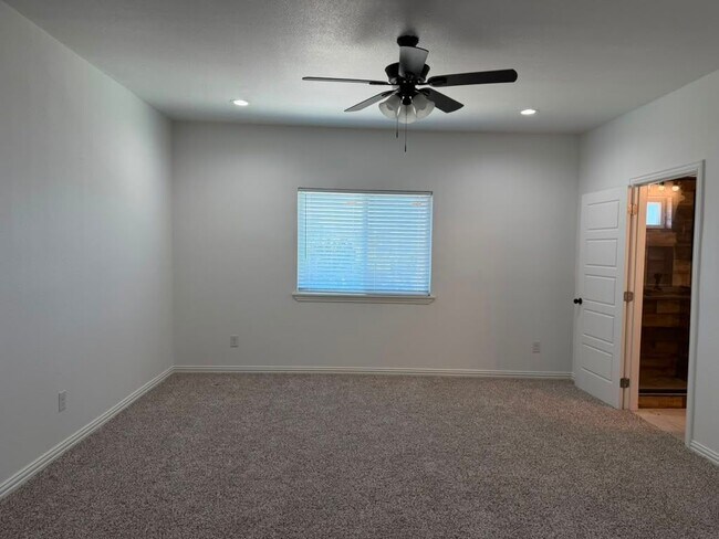Building Photo - 6800 Oak Crest Dr W