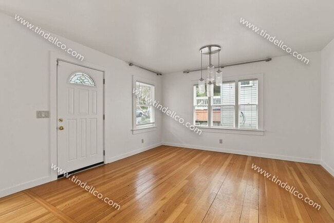 Building Photo - Pet Friendly Cape Cod in Multnomah Village!