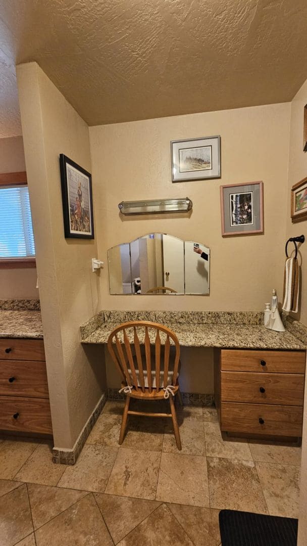 Building Photo - Losleben- House with large yard fully furnished Available Nov 1st - May 31st