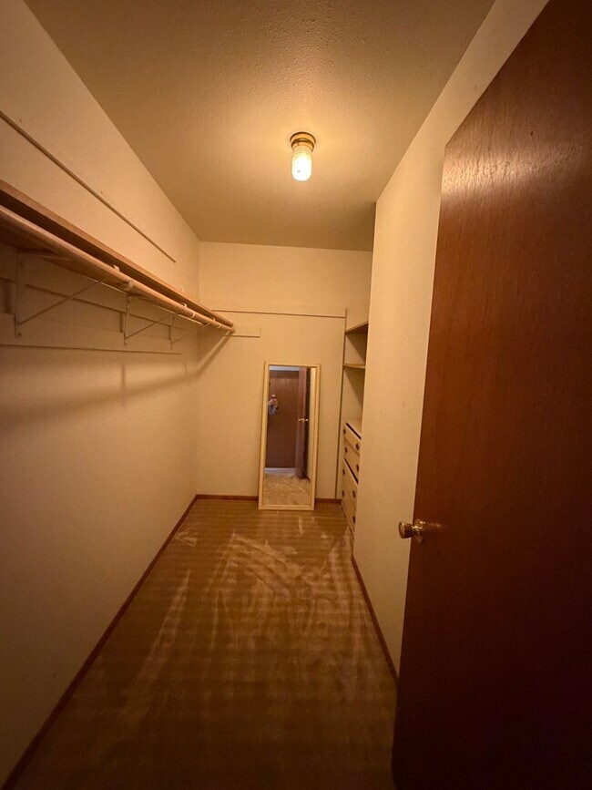 Building Photo - 916 Sunset Dr
