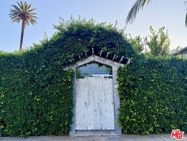 Building Photo - 2701 S Harcourt Ave