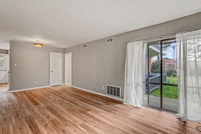 Building Photo - 2 Bed 1.5 bath Condo - Close to UNC!  Beautifully Renovated! $500 off first month's rent!