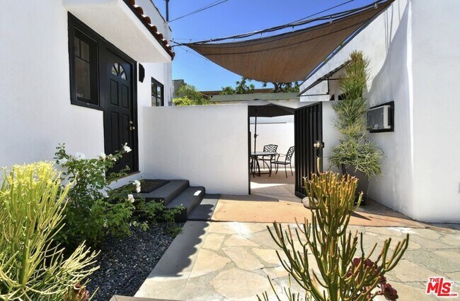 Building Photo - 653 N W Knoll Dr