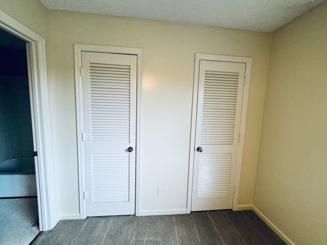 Building Photo - Comfort and Convenience