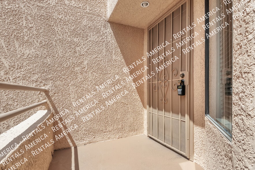 Building Photo - 5675 N Camino Esplendora