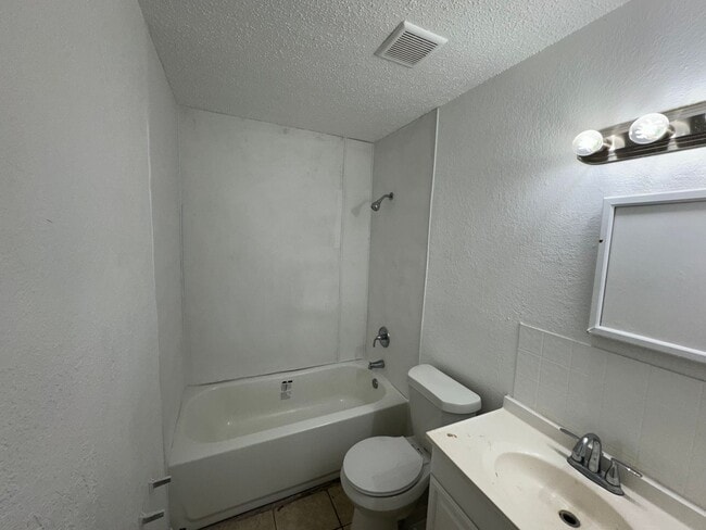 Building Photo - Cozy duplex with 3 bedrooms and 2 baths