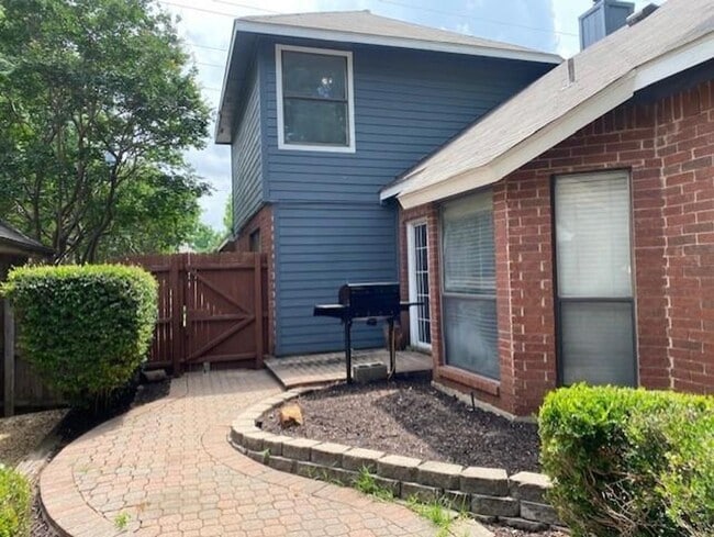Building Photo - LOVELY 2 STORY IN GRAPEVINE! NOT EVEN 5 MI...