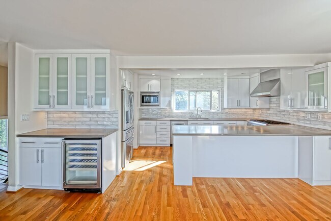 Building Photo - 4021 Crest Dr