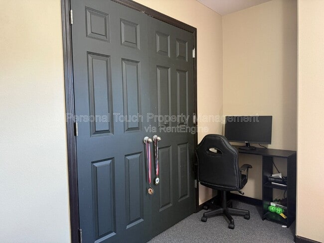 Building Photo - 4106 Clubhouse Dr S