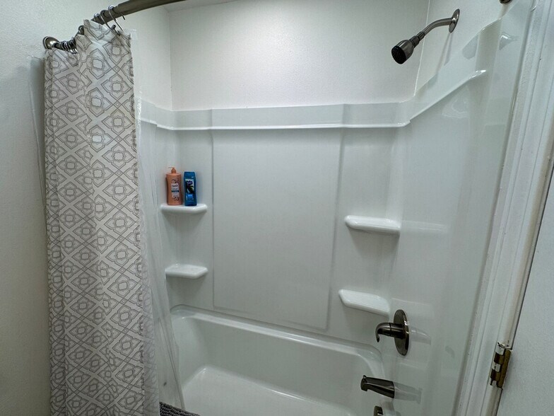 Building Photo - 798 S Cedar St