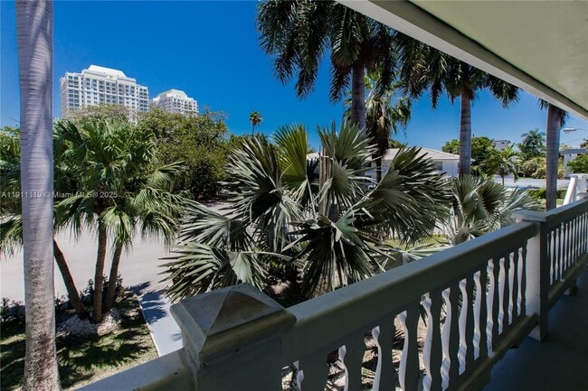 Building Photo - 1060 NE 78th St