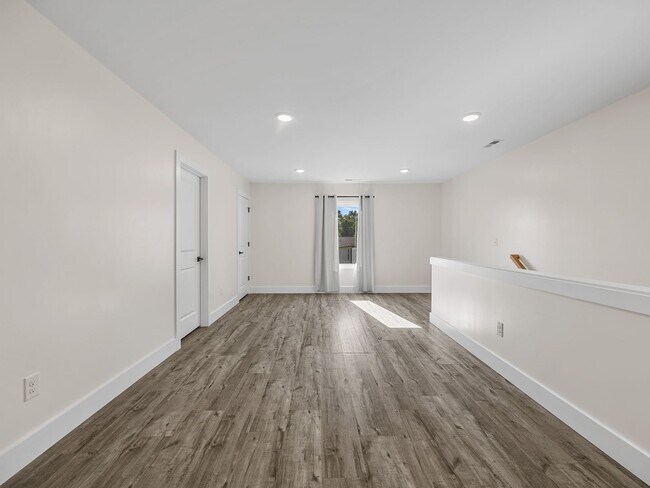 Building Photo - Charming 3 Bedroom Home in Spartanburg – Modern Upgrades & Stylish Finishes