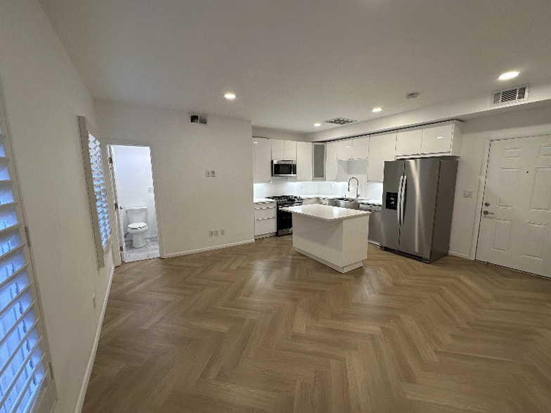 Building Photo - 1119 Poinsettia Dr