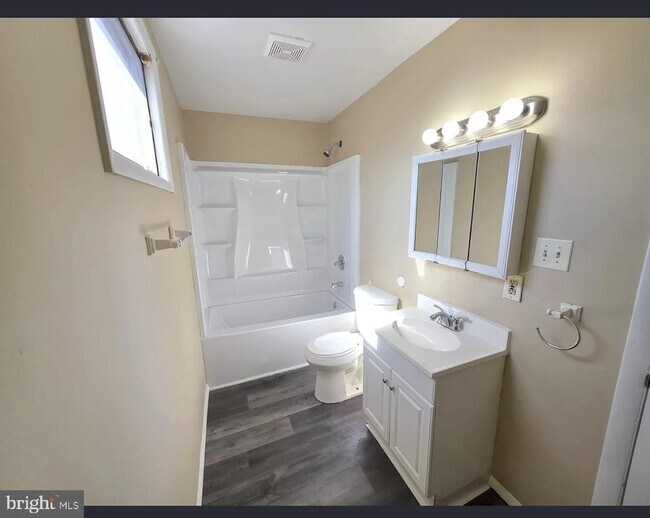 Building Photo - 525 Blackbird Dr