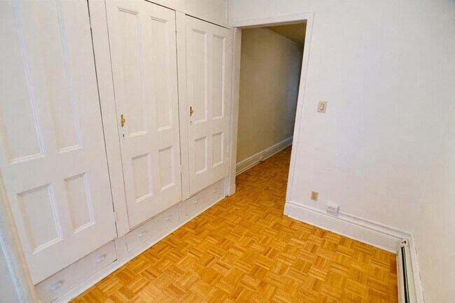 Building Photo - 404 Adams St