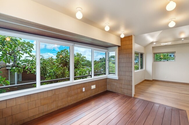 Building Photo - Lovely 2/2 Makiki Heights Home - Utilities...