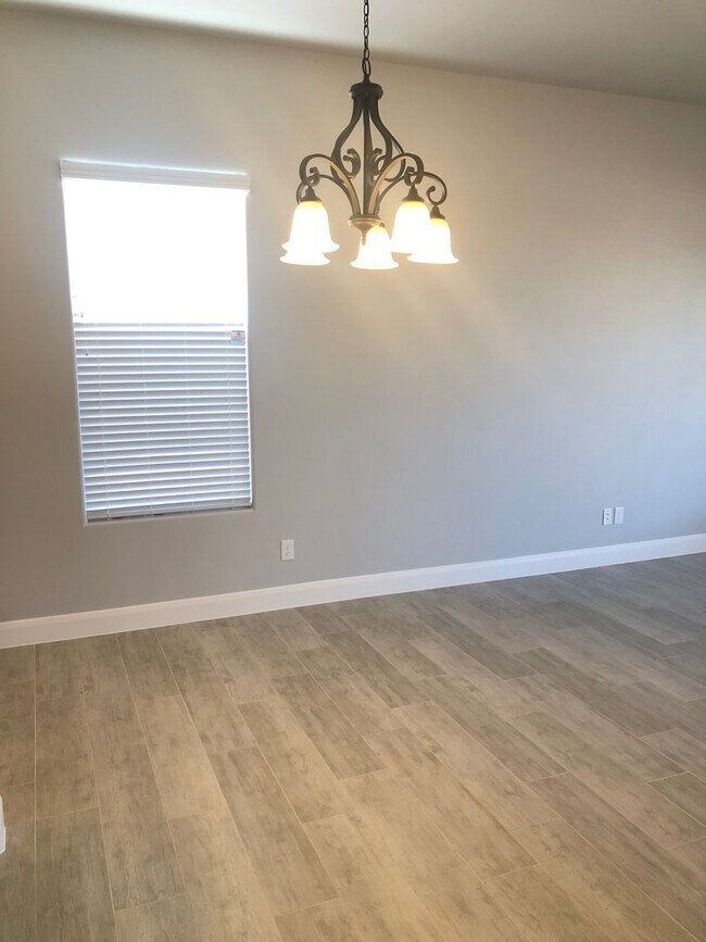 Building Photo - Hurricane Townhome