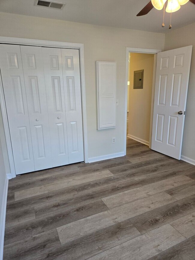 Building Photo - Merestone -Single Story Townhome,  Near by Shopping &  Halyburton Park, Lawn & Trash Included