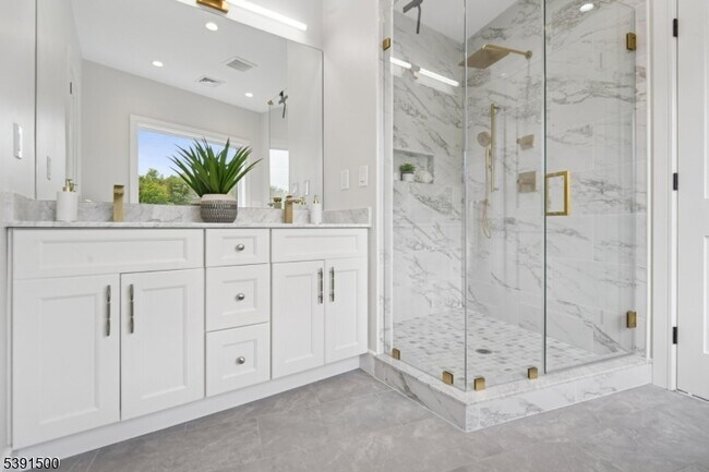 Building Photo - 15 Lake Rd