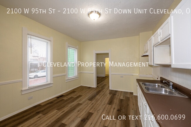 Building Photo - 2100 W 95th St