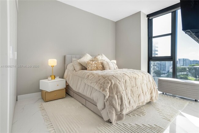 Building Photo - 700 NE 24th St