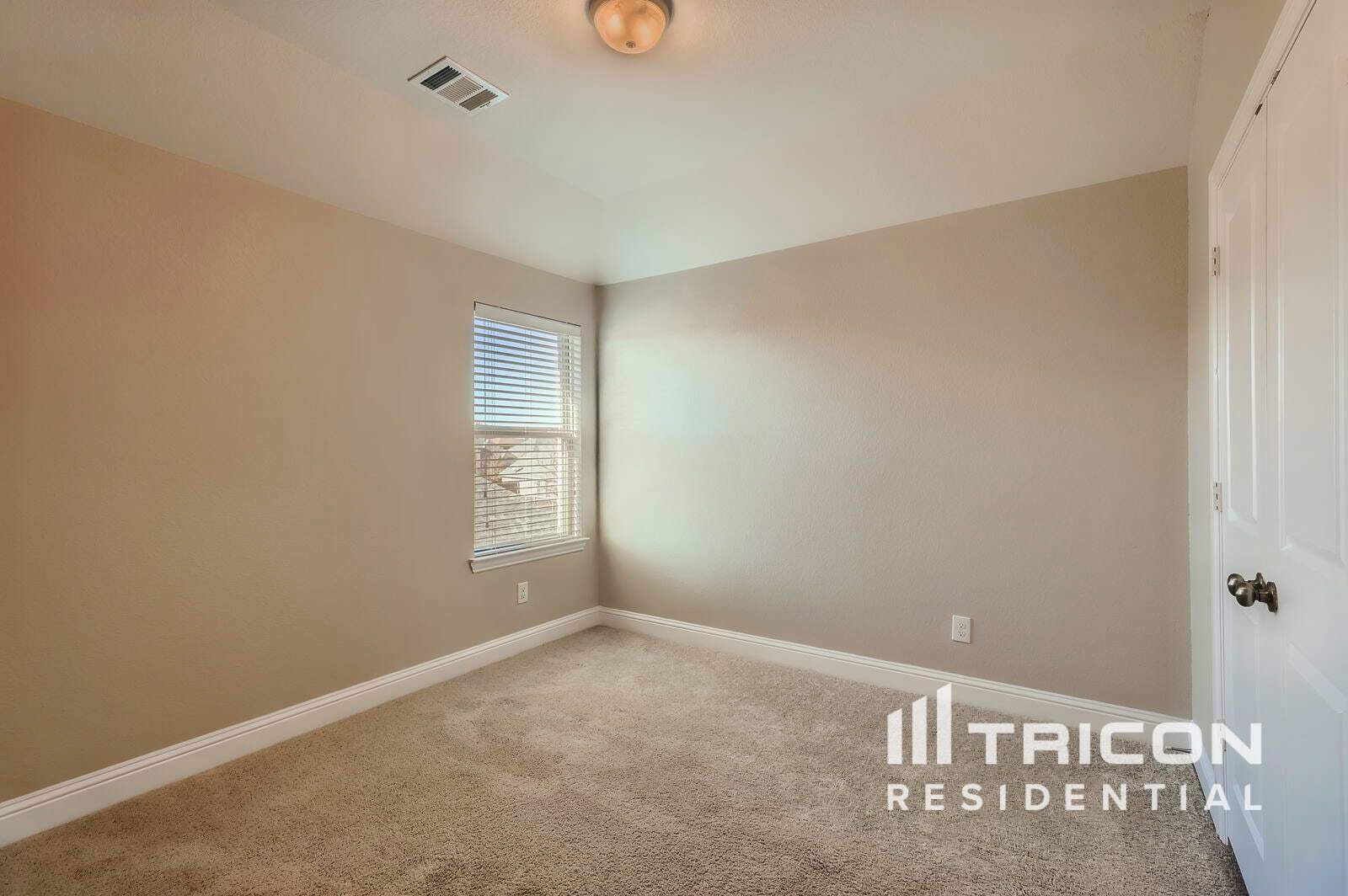 Building Photo - 319 S Hill Dr