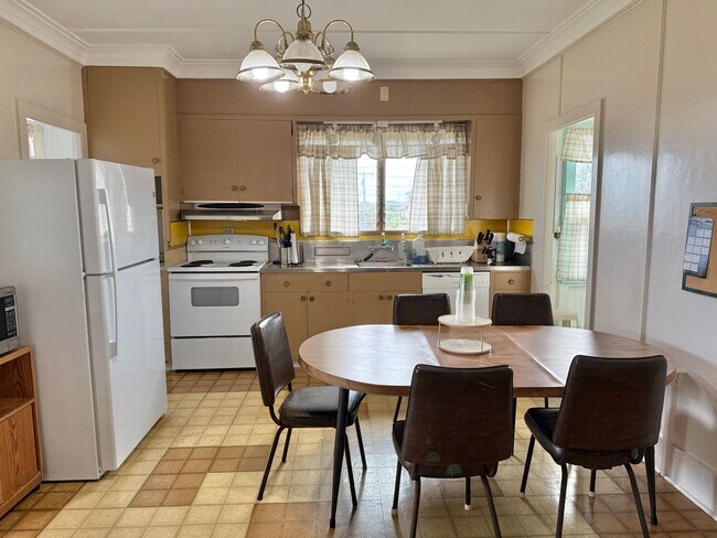 Building Photo - Partially Furnished Spacious 5 Bedroom / 2 Bathroom Home with Ocean View – Sandhills