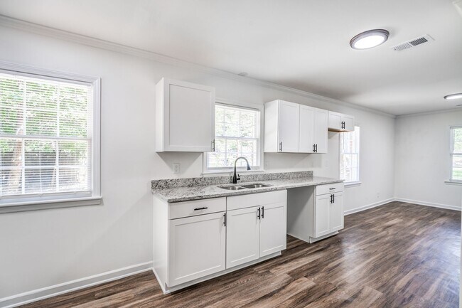Building Photo - 4036 N Lake Forest Dr