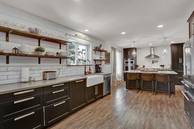 Building Photo - Beautiful 5 Bedroom Home Near the Cherry C...