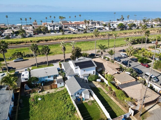 Building Photo - Spacious Beach House in South Oceanside