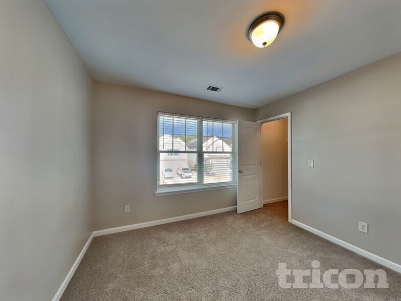 Building Photo - 1006 Grenier Terrace NE