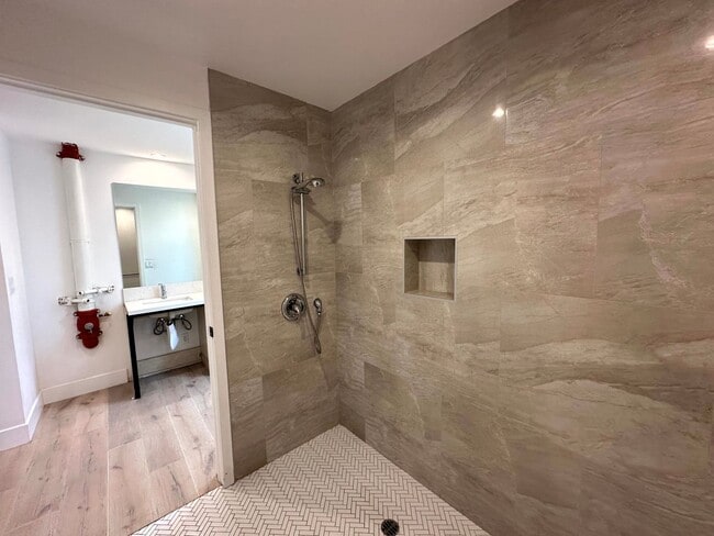 Building Photo - Beautiful Modern Luxury 4 Story Townhome -...