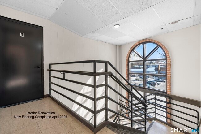 Building Photo - 937 Post Rd