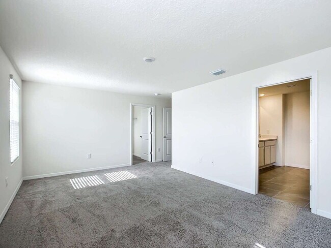 Building Photo - 5 Bedroom Rental Home with Large Backyard in Ocala Crossings!