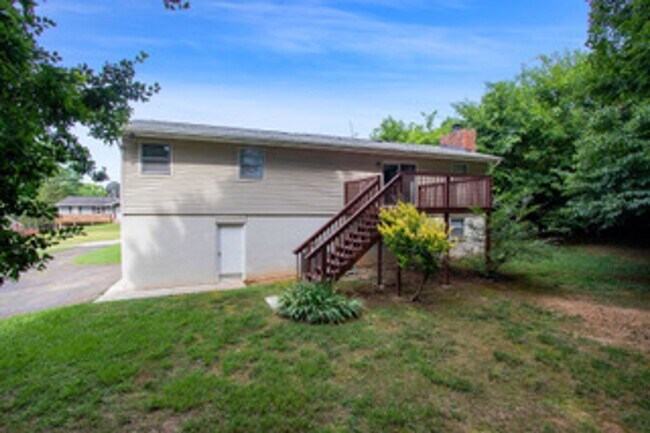 Building Photo - Knoxville 37934 - Split-level Home with 4 Bedrooms, 2 Baths & a 2-car garage. Call Lisa Vineyard ...