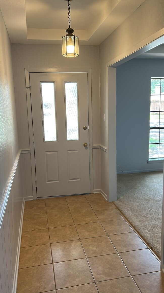 Building Photo - 1412 Woodbridge Dr