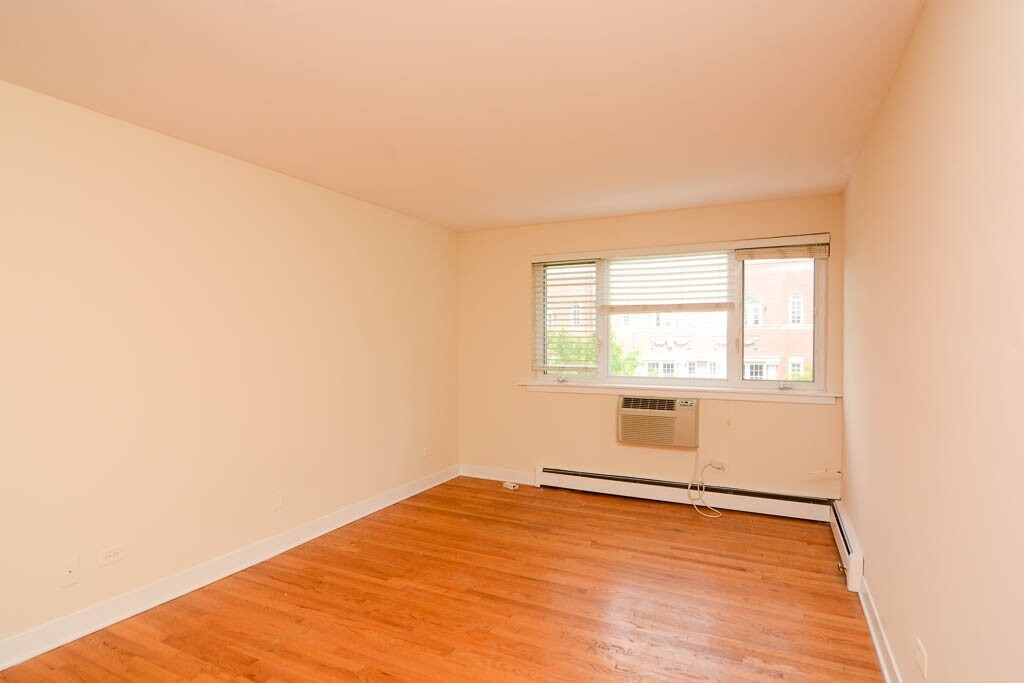 Building Photo - 675 W Wrightwood Ave