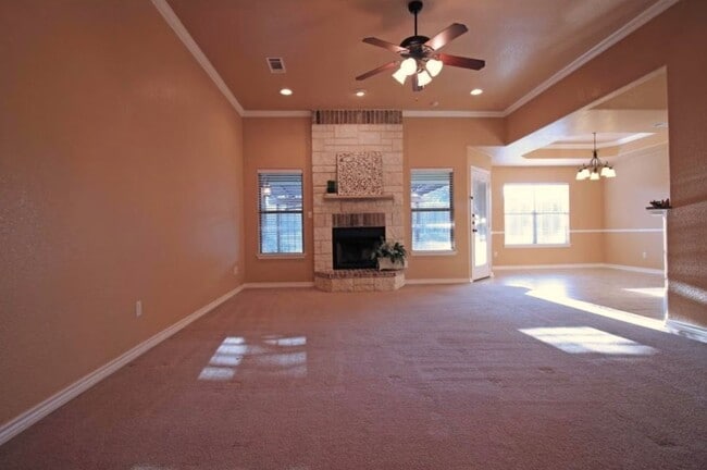 Building Photo - AVAILABLE NOW!