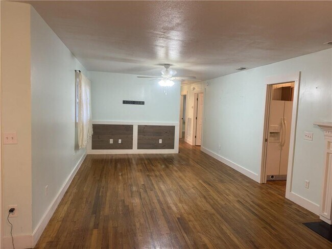 Building Photo - 2222 Parkwood Dr